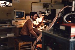 En el Laboratorio Raman, Universidad de Hamburgo, 1987. Foto tomada por el Dr. Thomas Zettler